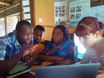 Figure 3. Kilwa Tour Guides informing student Elena Murray regarding their social media use. (Photo credit Ashley Fisher)  Picha 3. Waongoza watalii kutoka Kilwa wakitoa taarifa/maelekezo kwa mwanafunzi Elena Murray namna ya kutumia mtandao wa kijamii (picha; Ashley Fisher)