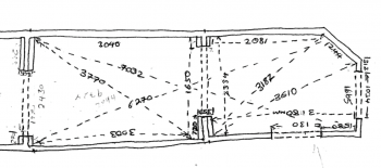 Maelezo: Mchoro uliotokana na muunganiko wa vipimo kutoka pembe tofauti katika ‘Kasri’ huko Songo Mnara. Caption: Measured sketch plan with trilateration of the ‘palace’ at Songo Mnara.