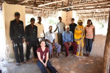 Figure One. The community elders and security staff at Songa Mnara, along with York team leader Dr Stephanie Wynne- Jones and UDSM student Joyce Mreta. (Photo credit Ashley Fisher) Picha 1: Wazee wa kijiji wakiwa na walinzi kutoka Songo Mnara, pamoja na timu kutoka York ikiongozwa na Dr. Stephanie Wynne-Jones na mwanafunzi mtafiti kutoka Chuo Kikuu cha Dar es Salaam Joyce Mreta (picha Ashley Fisher)