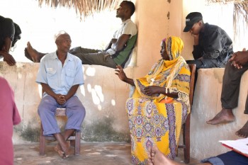 Figure 4. Community elders discussing aspects of the Songo Mnara site (Photo credit Ashley Fisher). Picha 4: Wazee wa kijiji wakijadili kuhusu umuhimu wa site ya Songo Mnara (Picha, Ashley Fisher).
